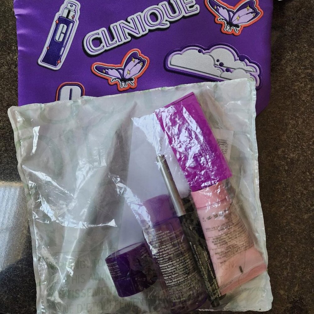 NWT Clinique 7 piece Bundle and makeup bag